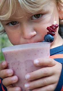 kind drinkt een smoothie